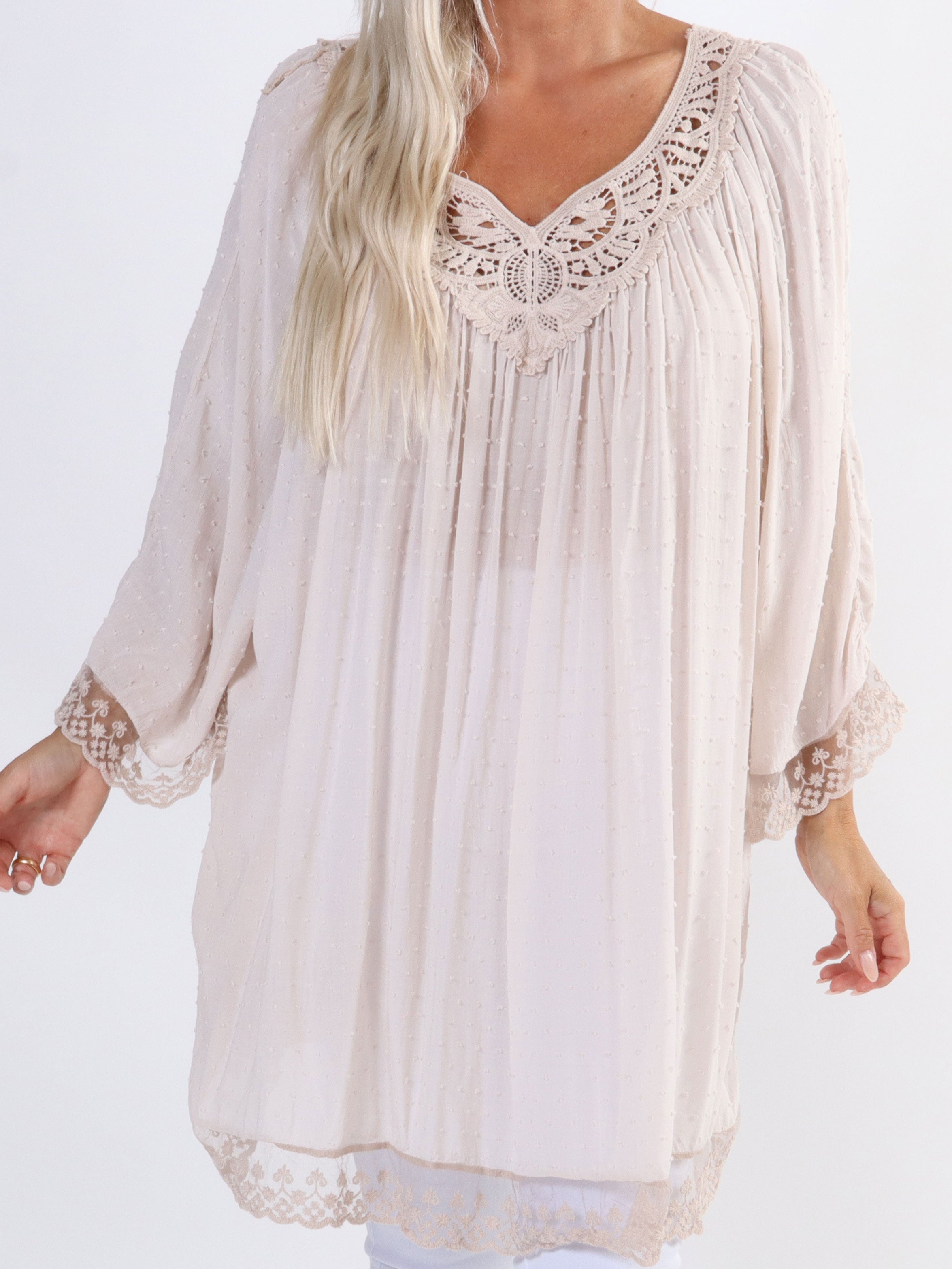 Benedicte - Sød plus size tunika med broderet og blonde detaljer